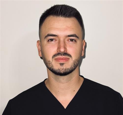 lekarz dentysta Jakub Adamczyk - Chirurg stomatologiczny-konsultacja