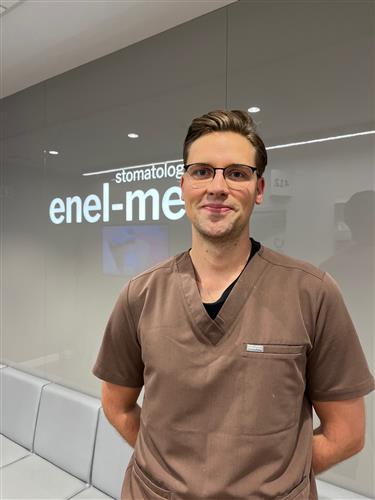 lekarz dentysta Adam Januszewski - Protetyka-konsultacja (protezy, mosty, korony)