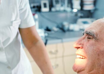 Czy w wieku 70 lat można wszczepić implant zęba? Jakie warunki należy spełnić, aby uzupełnić brak zęba wszczepem implantologicznym