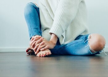 Żylaki nóg, bóle kręgosłupa, opuchnięte nogi - jak radzić sobie z dolegliwościami pracy na stojąco?