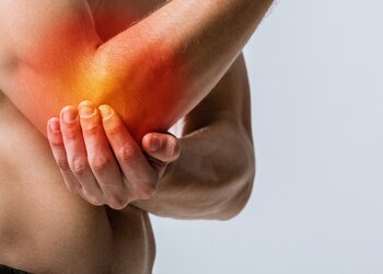 Łokieć golfisty – ćwiczenia i rehabilitacja, które uśmierzą ból